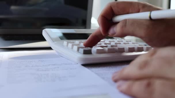 Obliczanie Rachunków Rejestrowanie Informacji Danych Pomocą Kalkulatora — Wideo stockowe