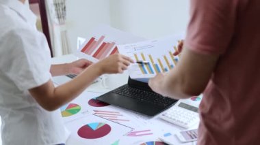Personel finansal veri grafiklerini görüntülemek için cep telefonu kullanıyor