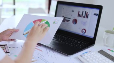 Personel finansal veri grafiklerini görüntülemek için cep telefonu kullanıyor
