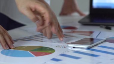 İş adamları mali veri grafiklerini tartıştılar