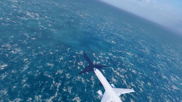 Avión Civil Pasajeros Sobrevuela Nivel Del Mar — Vídeo de stock