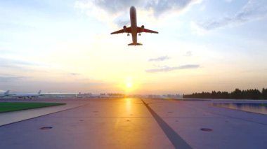 Havaalanı üzerinde uçan bir uçak.