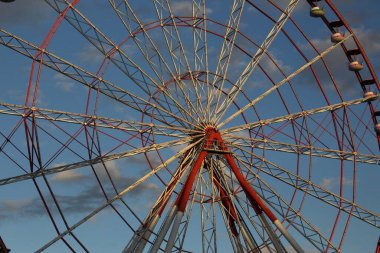 Lunaparkta dönme dolap.