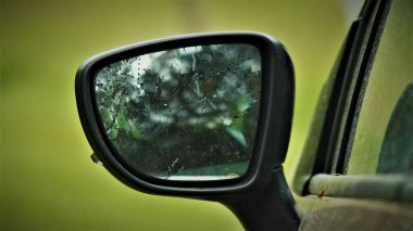 Turuncu bir arabanın kırık aynası.