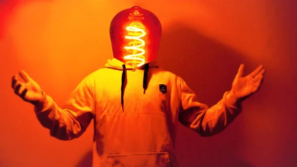 Adam kafasını yerine bir ampul ile