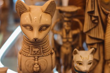 Eski ve renkli bir seramik heykel. Mısır sokaklarında bir hatıra heykeli.