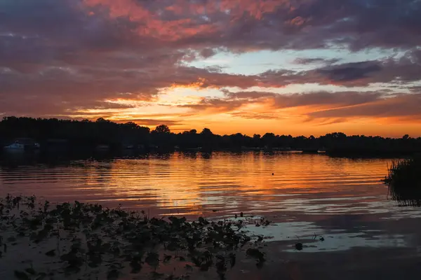 Gölün üzerinde güzel bir gün batımı manzarası