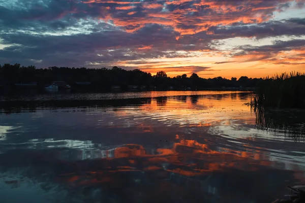 Закат Озере Летом Отражением Облаков — стоковое фото