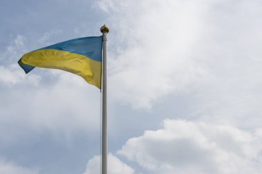 Mavi gökyüzünde dalgalanan Ukrayna bayrağı. Büyük sarı Ukrayna bayrağı.
