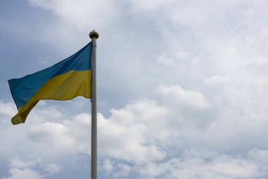 Mavi gökyüzünde dalgalanan Ukrayna bayrağı. Büyük sarı Ukrayna bayrağı.