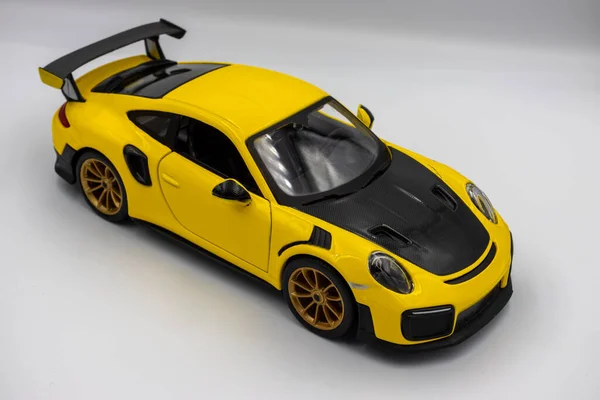 Beyaz arka plan üzerinde izole çocuk oyuncak araba.