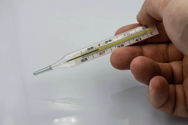 Doctor Hand Holding Thermometer Indicating Temperature — Stok fotoğraf