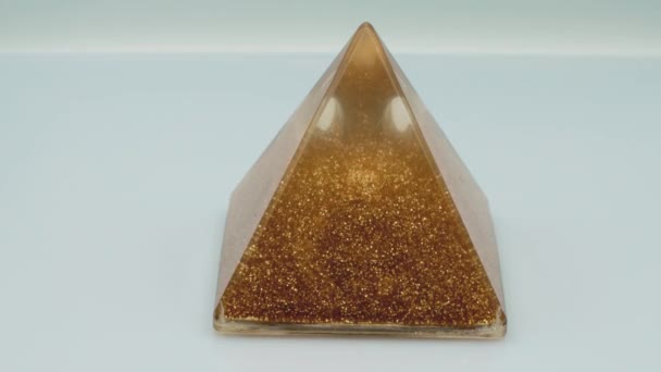 Pamiątka Buddy Formie Piramidy Złotymi Monetami — Wideo stockowe