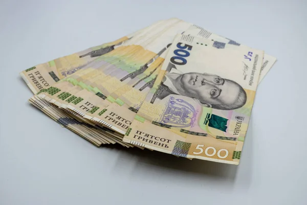 500 banknotlu bir yığın Ukrayna parası..