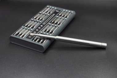 Tornavida bitleri için kafaların seti Araç koleksiyonu alanı, kopyalama alanı, yakın çekim, seçici odaklanma. Bulanık koyu arkaplan.