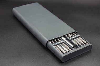 Tornavida bitleri için kafaların seti Araç koleksiyonu alanı, kopyalama alanı, yakın çekim, seçici odaklanma. Bulanık koyu arkaplan.