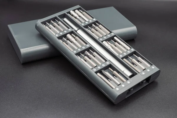 Tornavida bitleri için kafaların seti Araç koleksiyonu alanı, kopyalama alanı, yakın çekim, seçici odaklanma. Bulanık koyu arkaplan.