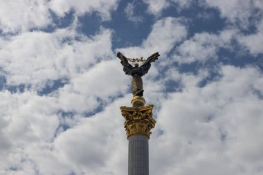Ukrayna, Kyiv 'deki Independence Meydanı' ndaki anıt. Ukrayna halkının özgürlük mücadelesinin sembolü..