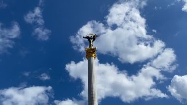 Ukrayna, Kyiv 'deki Independence Meydanı' ndaki anıt. Ukrayna halkının özgürlük mücadelesinin sembolü..