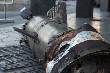 Rusya ve Ukrayna arasındaki savaş. Savaşın sonuçları, Rus ordusunun harap edilmiş askeri teçhizatı. Askeri teçhizat kalıntıları. Yakın plan.