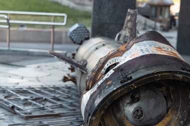 Rusya ve Ukrayna arasındaki savaş. Savaşın sonuçları, Rus ordusunun harap edilmiş askeri teçhizatı. Askeri teçhizat kalıntıları. Yakın plan.