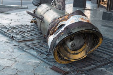 Rusya ve Ukrayna arasındaki savaş. Savaşın sonuçları, Rus ordusunun harap edilmiş askeri teçhizatı. Askeri teçhizat kalıntıları. Yakın plan.