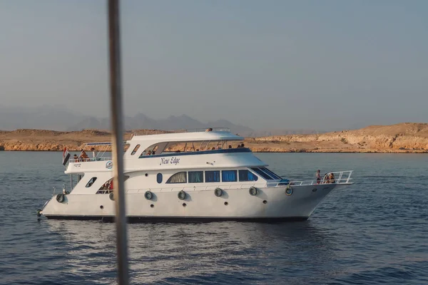 SHARM EL SHEIKH, EGYPT - 7 Haziran 2021: Sharm El Sheikh, Mısır 'da Kızıldeniz körfezinde turistlerle lüks yatlar. Bazı turistler zengin sualtı dünyasıyla mercan resiflerini görmek için şnorkelle yüzüyor..