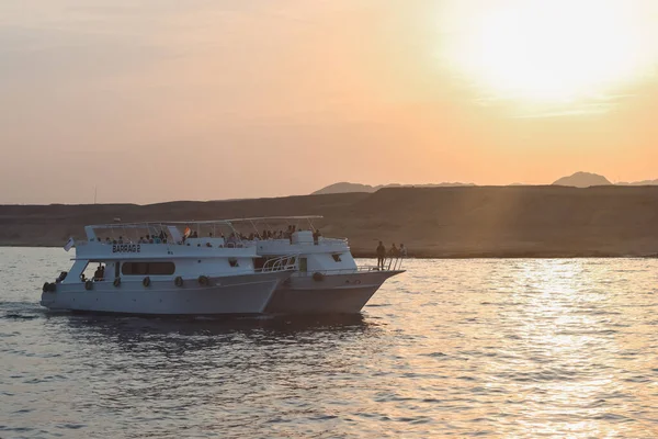 SHARM EL SHEIKH, EGYPT - 7 Haziran 2021: Sharm El Sheikh, Mısır 'da Kızıldeniz körfezinde turistlerle lüks yatlar. Bazı turistler zengin sualtı dünyasıyla mercan resiflerini görmek için şnorkelle yüzüyor..