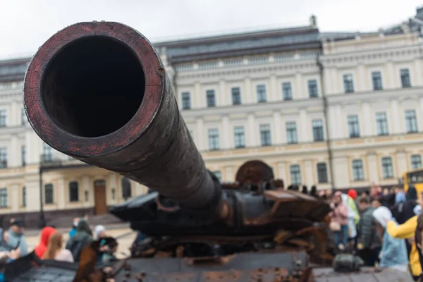 KYIV, UKRAINE - Mayıs. 22, 2022: Kyiv 'de Rus tankları ve diğer askeri teçhizat imha edildi..