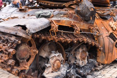 Kyiv 'deki Rus tankları ve diğer askeri teçhizat imha edildi ve yakıldı..