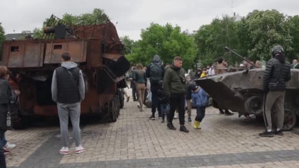 Kyiv Ucraina Maggio 2022 Distrutto Bruciato Carri Armati Altre Attrezzature — Video Stock