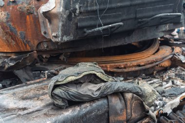 Rus tank mürettebatının kıyafetlerinin bir kısmı yanmış. Ukrayna, Kiev