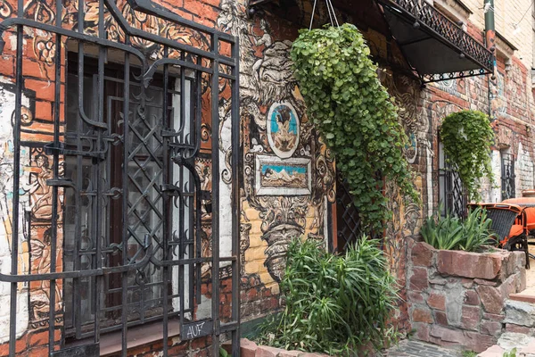 Fa kenarda. Demir parmaklıklı pencereler.