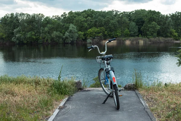 Nehrin yanında bisiklet. Bir yaz günü nehirde bisiklet sürmek..