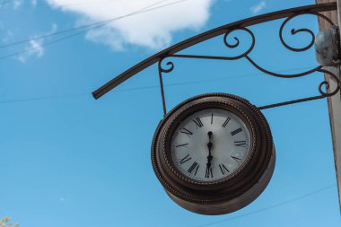 Klasik sokak saati. Duvarda asılı eski bir saat.