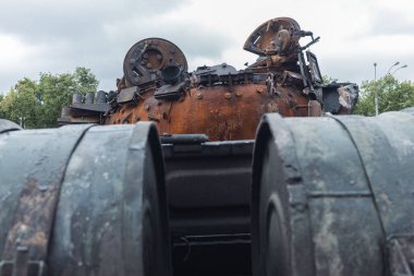 2022 'de Rusya' nın Ukrayna 'yı işgali sırasında Ukrayna ordusu tarafından paslı Rus tankı yakıldı. Ukrayna 'nın başkenti Kyiv' de..