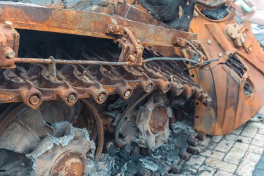 2022 'de Rusya' nın Ukrayna 'yı işgali sırasında Ukrayna ordusu tarafından paslı Rus tankı yakıldı. Ukrayna 'nın başkenti Kyiv' de..