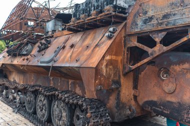 2022 'de Rusya' nın Ukrayna 'yı işgali sırasında Ukrayna ordusu tarafından paslı Rus tankı yakıldı. Ukrayna 'nın başkenti Kyiv' de..
