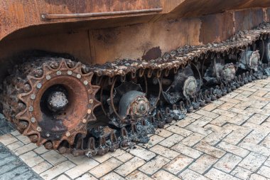 2022 'de Rusya' nın Ukrayna 'yı işgali sırasında Ukrayna ordusu tarafından paslı Rus tankı yakıldı. Ukrayna 'nın başkenti Kyiv' de..