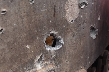 2022 'de Rusya' nın Ukrayna 'yı işgali sırasında Ukrayna ordusu tarafından Paslı Rus tankındaki kurşun delikleri yakıldı..