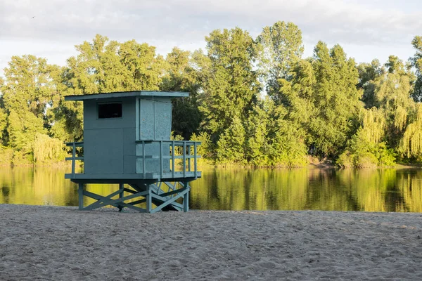 Sahildeki cankurtaran kulübesi. Plaj mevsimi değil. ahşap yapı.