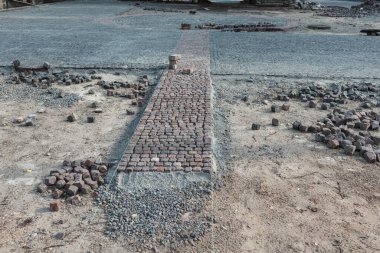 Taş kaldırım, inşaat işçisi kumlara taş döşeyen kaldırım taşları..