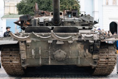 KYIV, UKRAINE - Haziran. 06, 2022: Kyiv 'de Rus tankları ve diğer askeri teçhizat imha edildi ve yakıldı