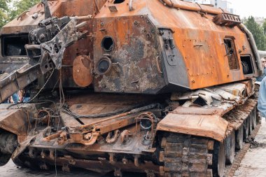 KYIV, UKRAINE - Haziran. 06, 2022: Kyiv 'de Rus tankları ve diğer askeri teçhizat imha edildi ve yakıldı