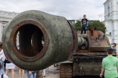 KYIV, UKRAINE - Haziran. 06, 2022: Kyiv 'de Rus tankları ve diğer askeri teçhizat imha edildi ve yakıldı