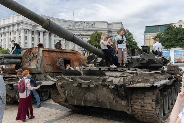 Kyiv Ukraine June 2022 Destroyed Burned Tank Russian Kyiv Children — Stock Photo, Image
