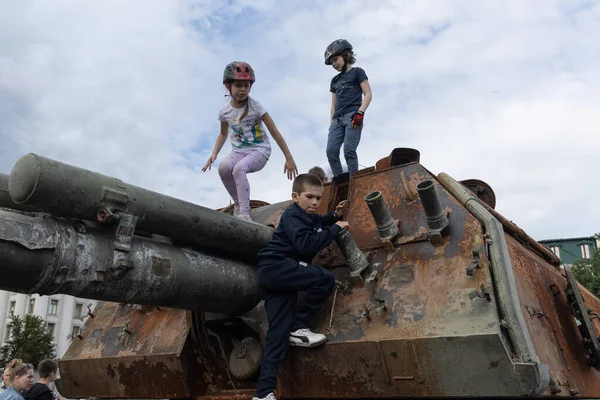 Kyiv Ukraine June 2022 Destroyed Burned Tank Russian Kyiv Children — Stock Photo, Image