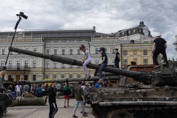 Kyiv Ukraine June 2022 Destroyed Burned Tank Russian Kyiv Children — Stock Photo, Image