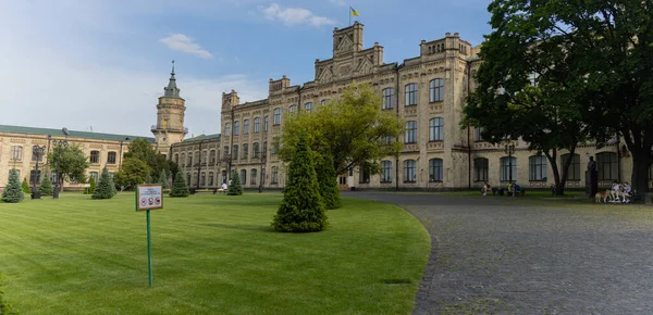 KYIV, UKRAINE - Haziran 06, 2022: Ukrayna Ulusal Teknik Üniversitesi. Kyiv Politeknik Enstitüsü. Yeşil çimen.