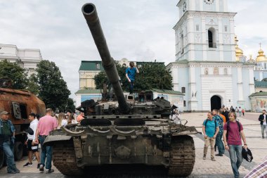 KYIV, UKRAINE - Haziran. 13, 2022: Rus tank tareti. Rus işgali sırasında Ukrayna ordusu tarafından yakılan paslı Rus tankı, Kiev.